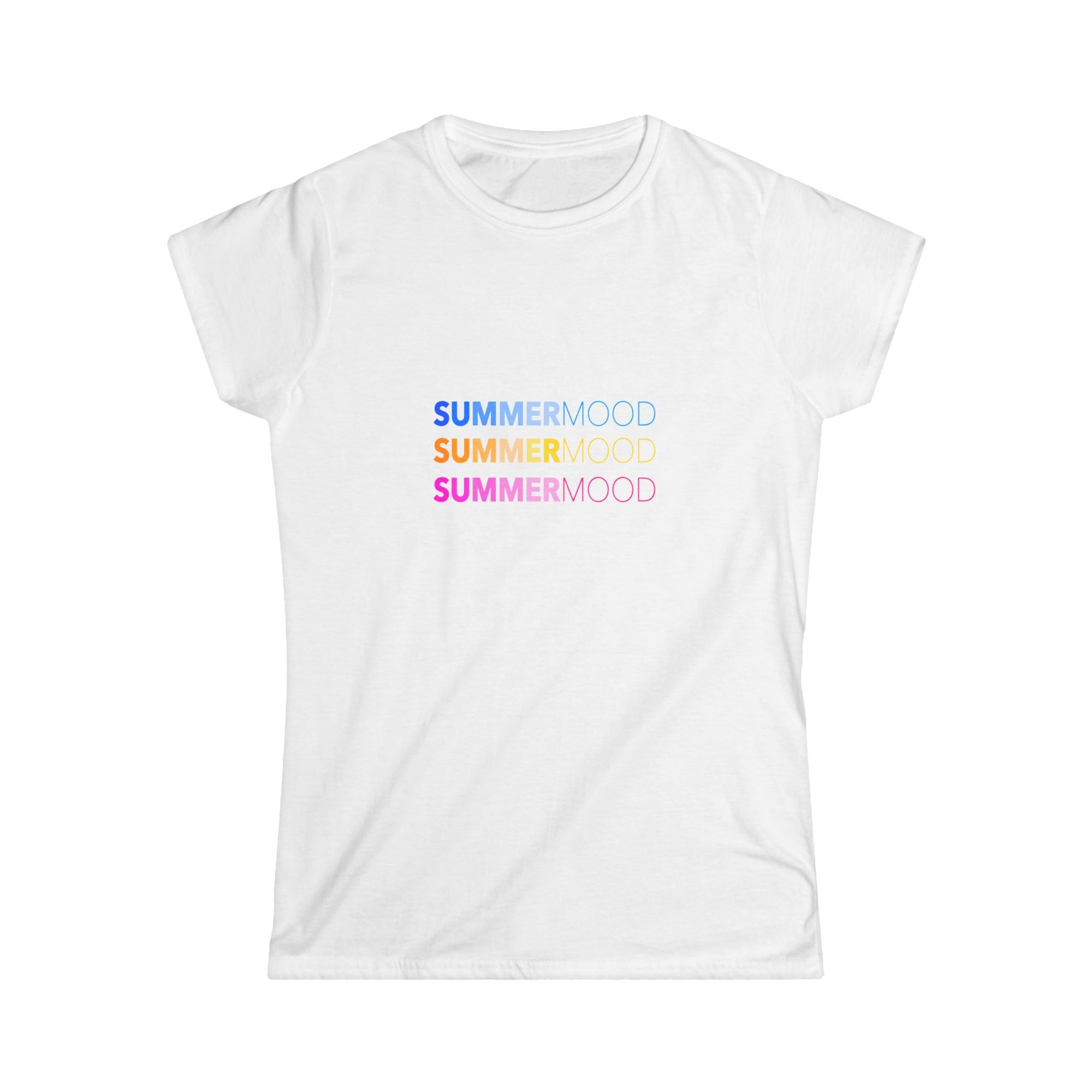 Flat lay of a white crew neck t-shirt featuring triple “SUMMERMOOD” print in three shades: blue, orange and pink – soft fabric and relaxed fit.
