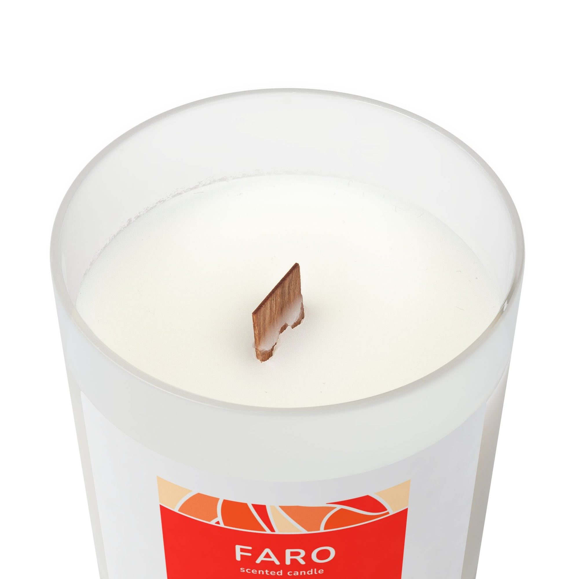 Zoom view of FARO candle with natural wood lid – minimal and elegant summer decor.