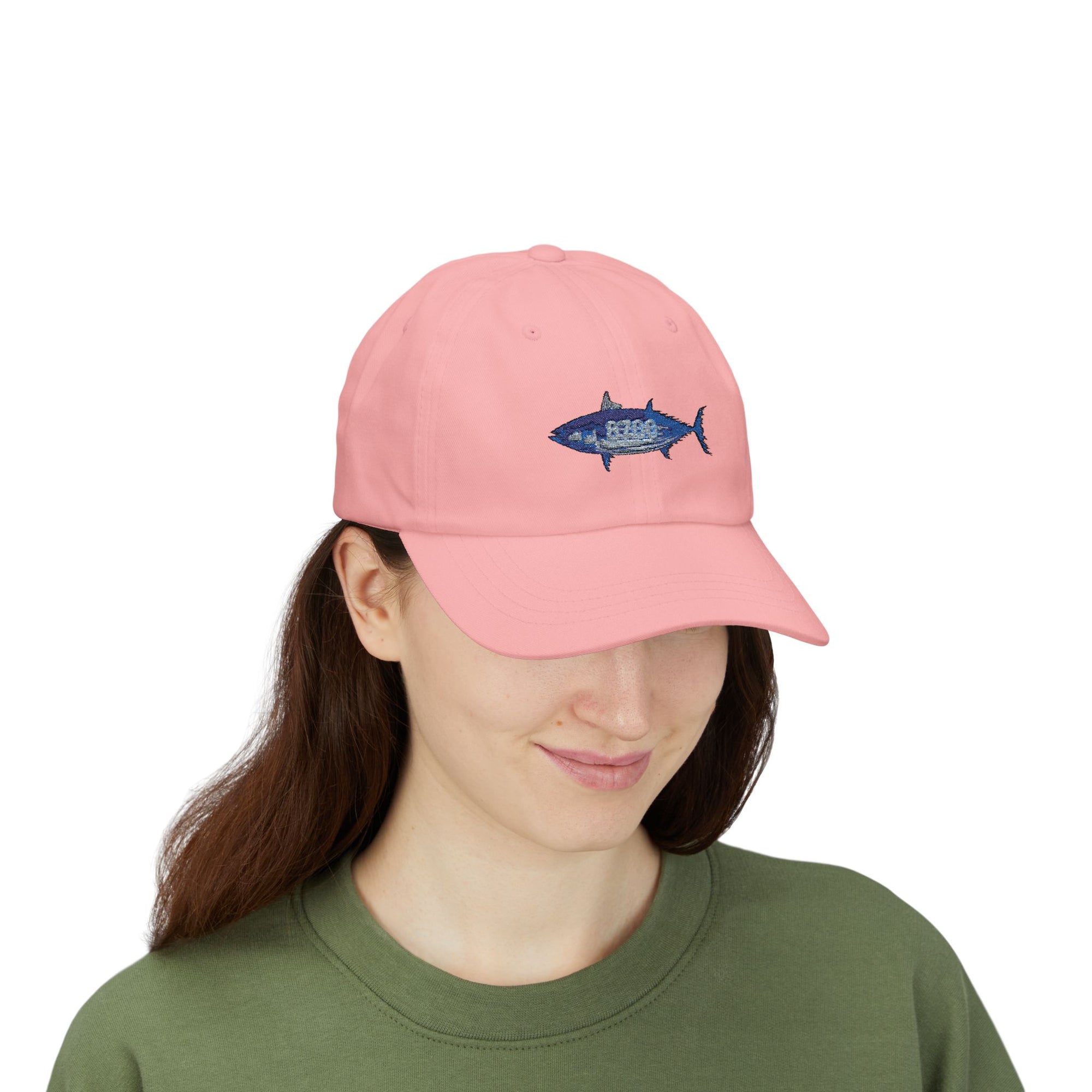 Model wearing a pink cap with embroidered tuna fish – casual summer vibes 
